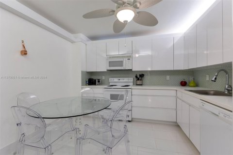 Condo in Bal Harbour, Florida, 2 bedrooms  № 1691866 - photo 7