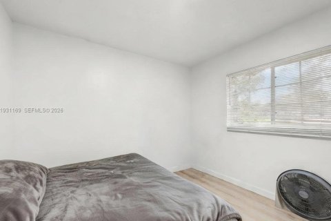 Condo in Hollywood, Florida, 2 bedrooms  № 2001602 - photo 13