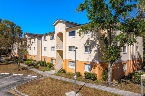 Condo in Hollywood, Florida, 2 bedrooms  № 2001602 - photo 15