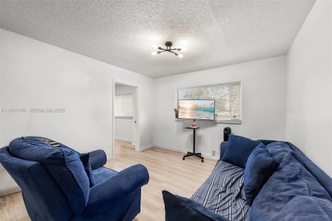 Condo in Hollywood, Florida, 2 bedrooms  № 2001602 - photo 2