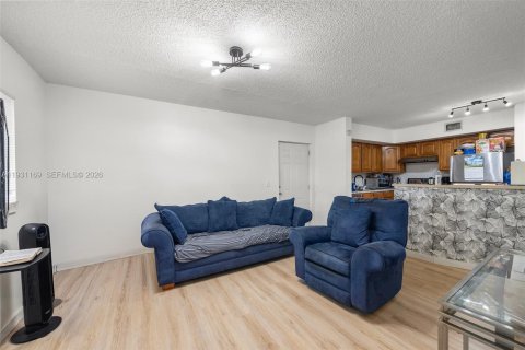 Condo in Hollywood, Florida, 2 bedrooms  № 2001602 - photo 4