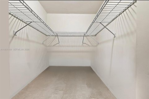 Condo in Hollywood, Florida, 2 bedrooms  № 2001602 - photo 11