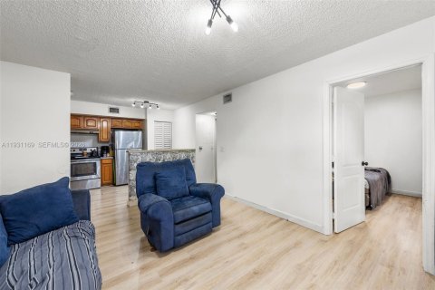 Condo in Hollywood, Florida, 2 bedrooms  № 2001602 - photo 3