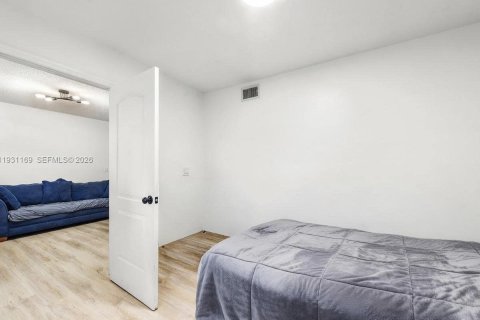 Condo in Hollywood, Florida, 2 bedrooms  № 2001602 - photo 10