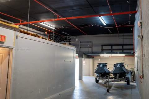 Propiedad comercial en venta en Miami, Florida № 1683624 - foto 8