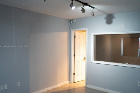 Propiedad comercial en venta en Miami, Florida № 1683624 - foto 21