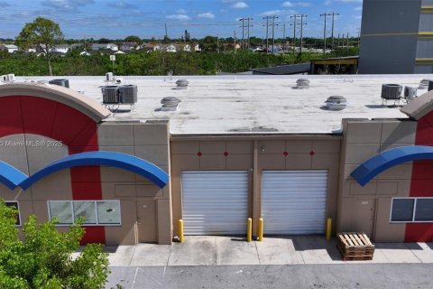 Propiedad comercial en venta en Miami, Florida № 1683624 - foto 2