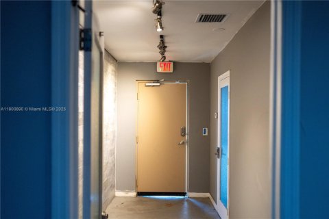 Propiedad comercial en venta en Miami, Florida № 1683624 - foto 23