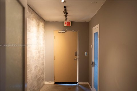 Propiedad comercial en venta en Miami, Florida № 1683624 - foto 26
