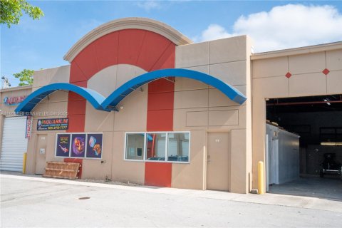 Propiedad comercial en venta en Miami, Florida № 1683624 - foto 30