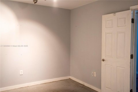 Propiedad comercial en venta en Miami, Florida № 1683624 - foto 25