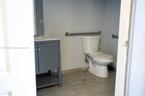 Propiedad comercial en venta en Miami, Florida № 1683624 - foto 17