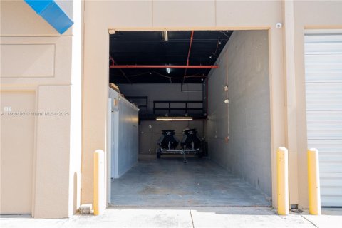 Propiedad comercial en venta en Miami, Florida № 1683624 - foto 3