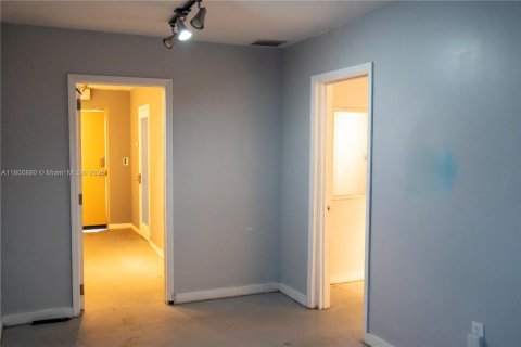 Propiedad comercial en venta en Miami, Florida № 1683624 - foto 19