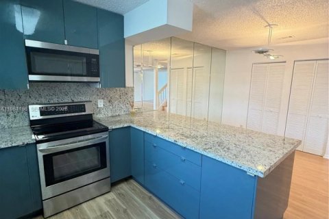 Townhouse in Coral Springs, Florida 3 bedrooms, 133.22 sq.m. № 2026645 - photo 5