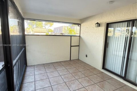 Townhouse in Coral Springs, Florida 3 bedrooms, 133.22 sq.m. № 2026645 - photo 28