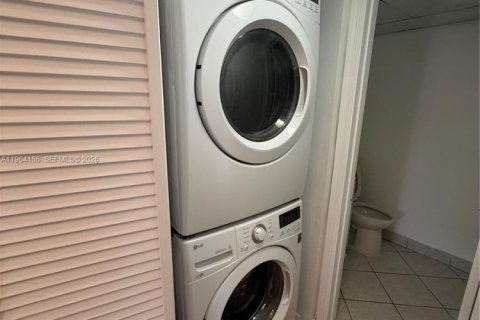 Townhouse in Coral Springs, Florida 3 bedrooms, 133.22 sq.m. № 2026645 - photo 9