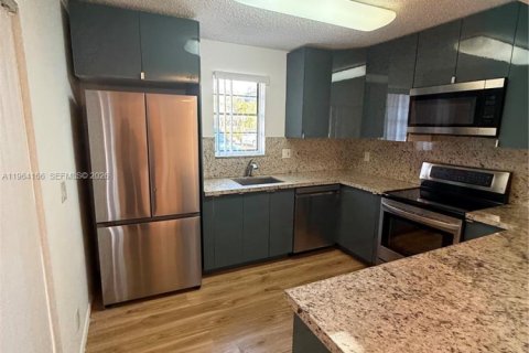 Townhouse in Coral Springs, Florida 3 bedrooms, 133.22 sq.m. № 2026645 - photo 2