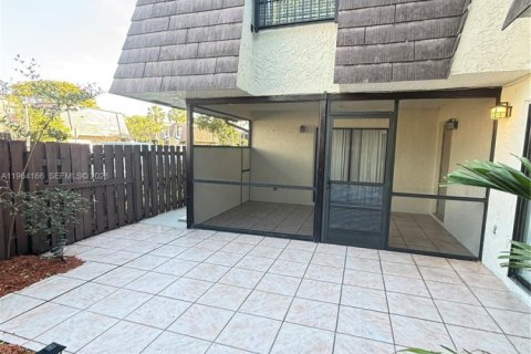 Townhouse in Coral Springs, Florida 3 bedrooms, 133.22 sq.m. № 2026645 - photo 26