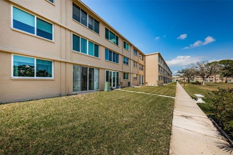 Condo in Saint Petersburg, Florida, 2 bedrooms  № 2101359 - photo 29