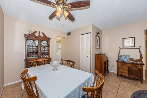 Condo in Saint Petersburg, Florida, 2 bedrooms  № 2101359 - photo 8