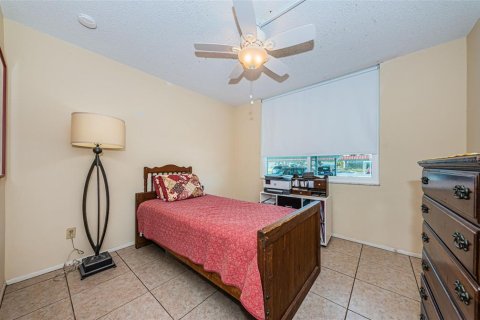 Condo in Saint Petersburg, Florida, 2 bedrooms  № 2101359 - photo 24