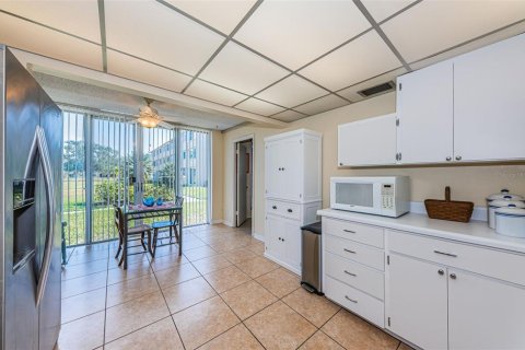 Condo in Saint Petersburg, Florida, 2 bedrooms  № 2101359 - photo 13