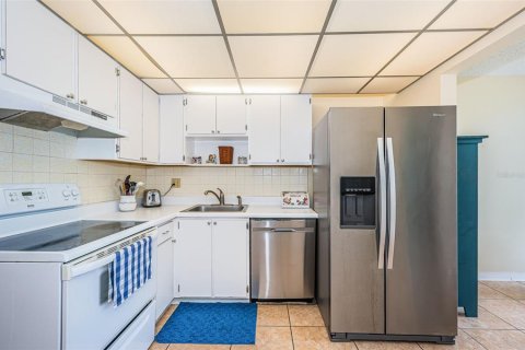 Condo in Saint Petersburg, Florida, 2 bedrooms  № 2101359 - photo 10