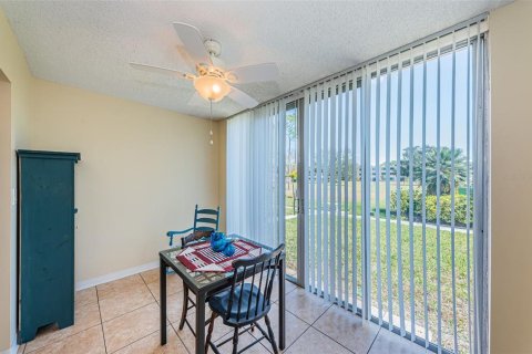 Condo in Saint Petersburg, Florida, 2 bedrooms  № 2101359 - photo 17