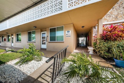 Condo in Saint Petersburg, Florida, 2 bedrooms  № 2101359 - photo 2
