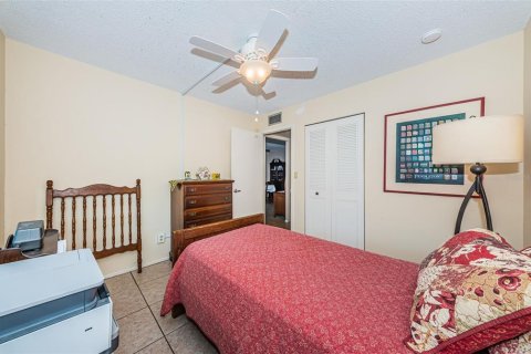 Condo in Saint Petersburg, Florida, 2 bedrooms  № 2101359 - photo 25