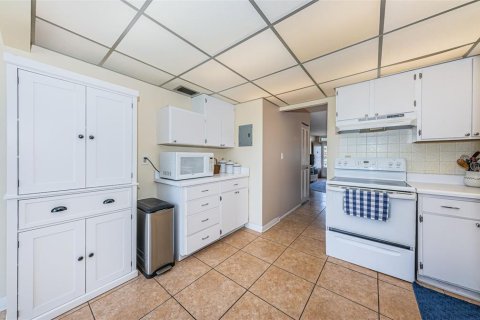 Condo in Saint Petersburg, Florida, 2 bedrooms  № 2101359 - photo 14