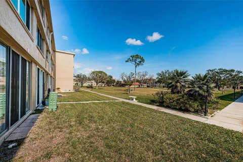 Condo in Saint Petersburg, Florida, 2 bedrooms  № 2101359 - photo 28