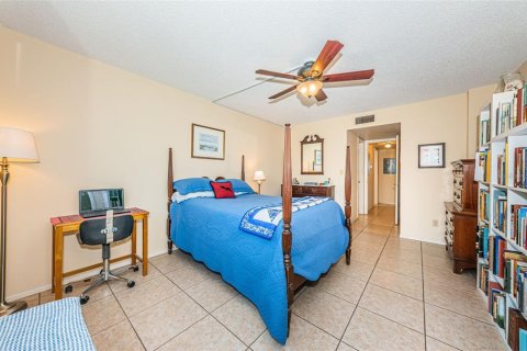 Condo in Saint Petersburg, Florida, 2 bedrooms  № 2101359 - photo 20