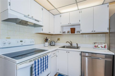 Condo in Saint Petersburg, Florida, 2 bedrooms  № 2101359 - photo 11