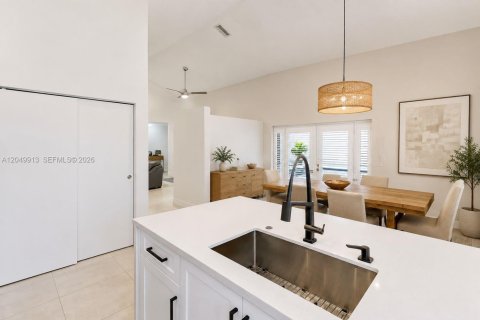 Casa en venta en Miami Lakes, Florida, 3 dormitorios, 145.76 m2 № 2252109 - foto 3