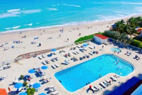 Hotel in Sunny Isles Beach, Florida 39.02 sq.m. № 1897940 - photo 2