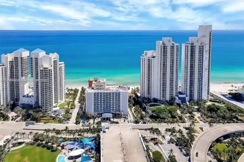 Hotel in Sunny Isles Beach, Florida 39.02 sq.m. № 1897940 - photo 1