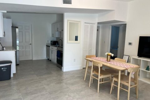 House in North Miami, Florida 4 bedrooms, 116.13 sq.m. № 1882589 - photo 4