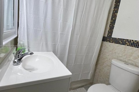 House in North Miami, Florida 4 bedrooms, 116.13 sq.m. № 1882589 - photo 12