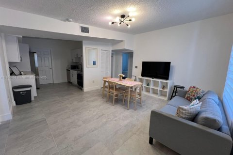 House in North Miami, Florida 4 bedrooms, 116.13 sq.m. № 1882589 - photo 3
