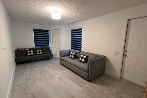 House in North Miami, Florida 4 bedrooms, 116.13 sq.m. № 1882589 - photo 11