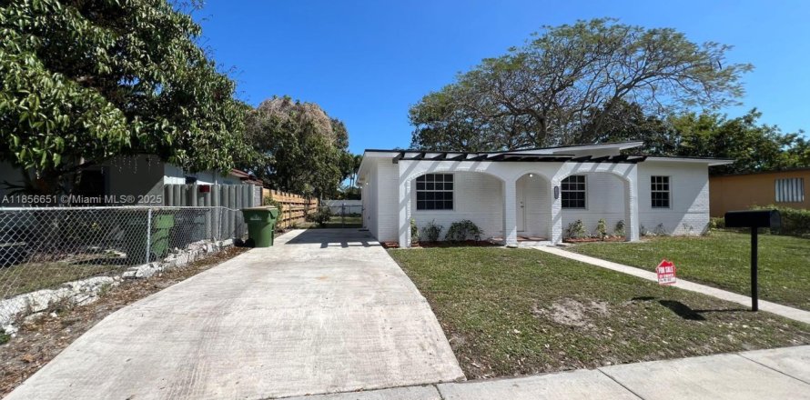 House in North Miami, Florida 4 bedrooms, 116.13 sq.m. № 1882589