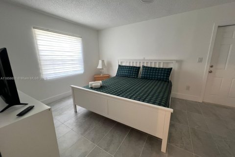 House in North Miami, Florida 4 bedrooms, 116.13 sq.m. № 1882589 - photo 10