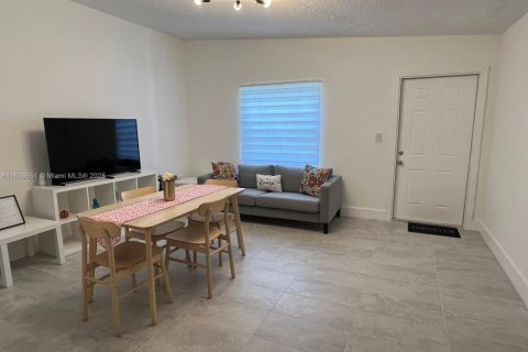 House in North Miami, Florida 4 bedrooms, 116.13 sq.m. № 1882589 - photo 2