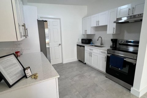 House in North Miami, Florida 4 bedrooms, 116.13 sq.m. № 1882589 - photo 6