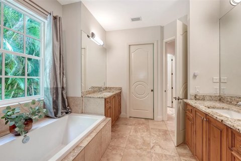 House in Sarasota, Florida 4 bedrooms, 374.95 sq.m. № 2156228 - photo 24
