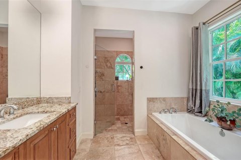 House in Sarasota, Florida 4 bedrooms, 374.95 sq.m. № 2156228 - photo 23