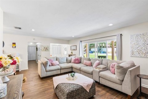 House in Valrico, Florida 3 bedrooms, 211.26 sq.m. № 2196257 - photo 8
