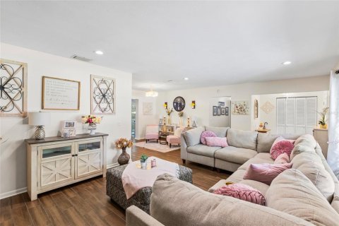 House in Valrico, Florida 3 bedrooms, 211.26 sq.m. № 2196257 - photo 9